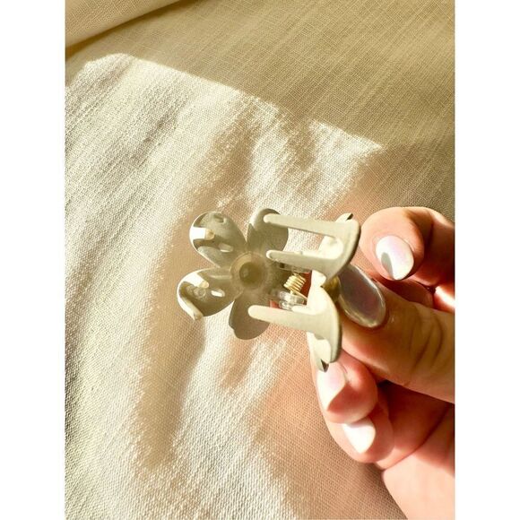 Gray cute flower hair clip - Picture 2 of 3
